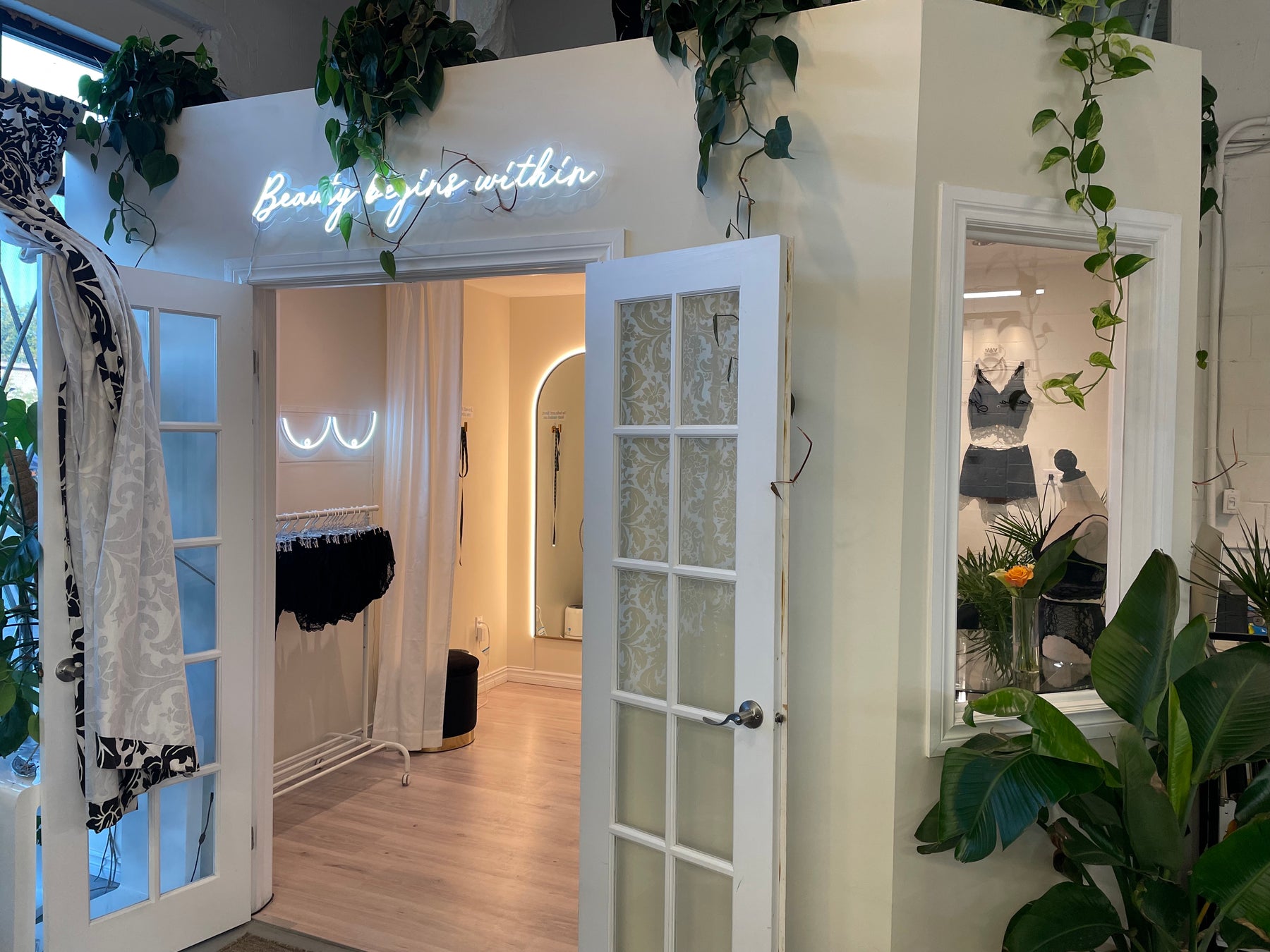 TORONTO LINGERIE BOUTIQUE MOTHERHOOD, FULLER CUP, WIRELESS 